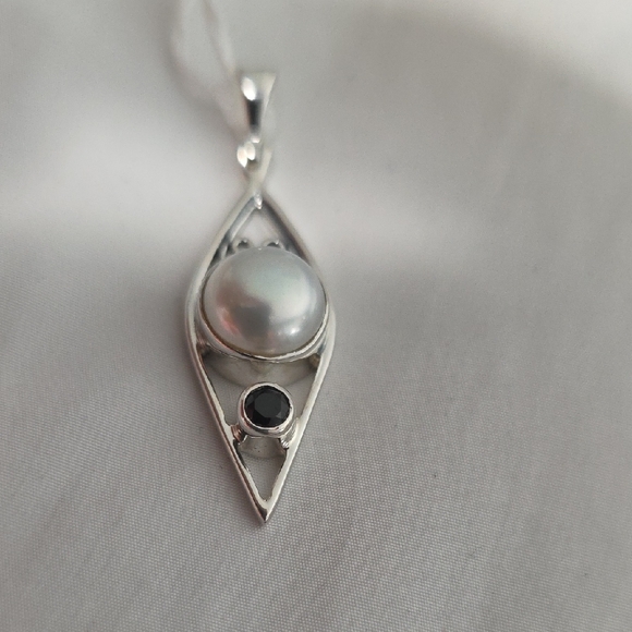 Jewelry - Sterling Silver With A Pearl And Black Onxy Pendant.